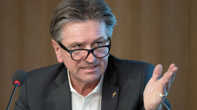 Manfred Lucha setzt auf das Zentralklinikum in Sigmaringen. FOTO: WEISSBROD/ DPA Manfred Lucha setzt auf das Zentralklinikum in Sigmaringen. FOTO: WEISSBROD/ DPA