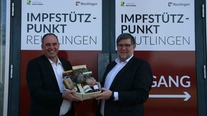 Landrat Dr. Ulrich Fiedler (rechts) verabschiedet Gerrit Elser als Kreis-Pandemiebeauftragten.