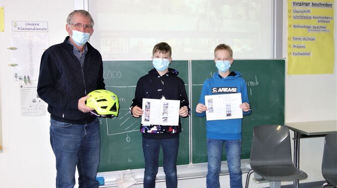 Jürgen Grund (links), Rektor der Schönbein-Realschule Metzingen, erstellte zusammen mit Christoph Jansch den "Quick Guide Fahrra