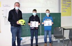Jürgen Grund (links), Rektor der Schönbein-Realschule Metzingen, erstellte zusammen mit Christoph Jansch den »Quick Guide Fahrra