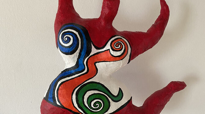 Auch die VHS-Leiterin hat sich kreativ betätigt und eine Figur im Stil von Niki de Saint Phalle geschaffen. FOTO: DÖCKER