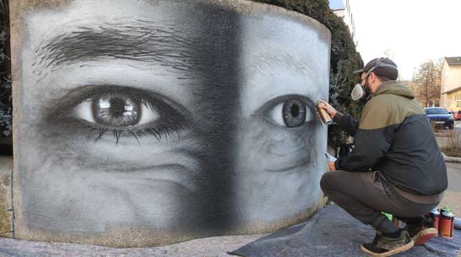 Künstler Johannes »Looven« Blinkle übermalt ein altes Graffiti an einer Wand auf dem RWT-Gelände