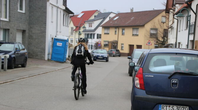 Im Einmündungsbereich Hülbener Straße mit der Schneckenhofengasse geht’s oft eng her: Fahrende Autos und Radler müssen sich ihre
