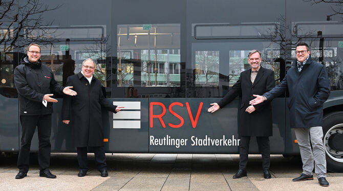 Jens Balcerek, Thomas Keck, Thomas Görtzen und Bernd Kugel (von links), Leiter RSV-Marketing, vor dem neuen Logo.  FOTO: PIETH