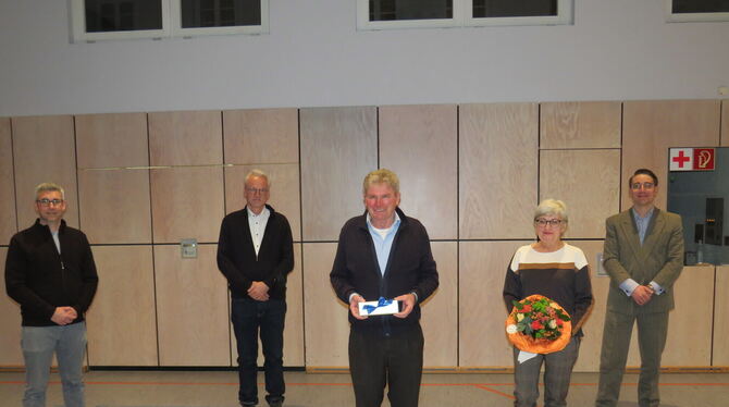 Burladingens Bürgermeister Davide Licht vereidigte Horst Lamparth (links) als neuen Ortsvorsteher. Er ist Nachfolger von Waltra
