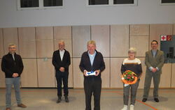  Burladingens Bürgermeister Davide Licht vereidigte Horst Lamparth (links) als neuen Ortsvorsteher. Er ist Nachfolger von Waltra