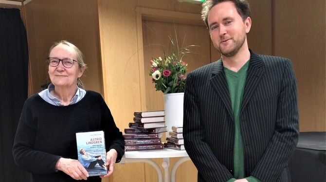 Astrid Lindgren plastisch gemacht: Biografin Maria Regina Kaiser und Schauspieler David Liske.