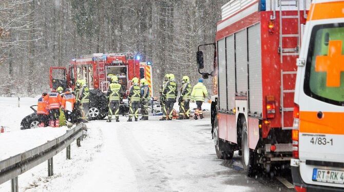 Feuerwehr und DRK im Einsatz im Schneegestöber.