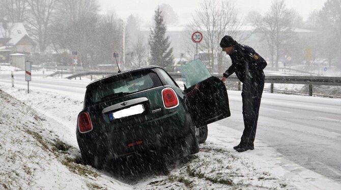 Ein Mini-Cooper ist in den Straßengraben gerutscht.