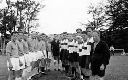 Die aktive Fußballmannschaft des SV Gächingen in den 50er-Jahren.  FOTOS: VEREIN