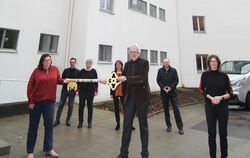 Schlüsselübergabe: Andreas Hölting, Leiter des Amtes Vermögen und Bau (Tübingen) übergibt den symbolischen Schlüssel an Nina Dei