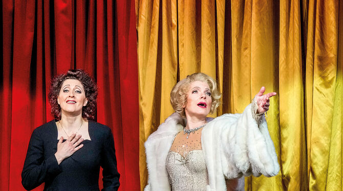 Tina Podstawa (links) ist in »Spatz und Engel« als Edith Piaf, Antje Rietz als Marlene Dietrich zu erleben.  FOTO: TOBIAS METZ/S