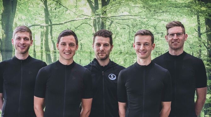 Teamchef Markus Blust (Mitte) und die Fahrer des neu gegründeten Mountainbike-Profi-Rennstalls Singer Racing (von links)