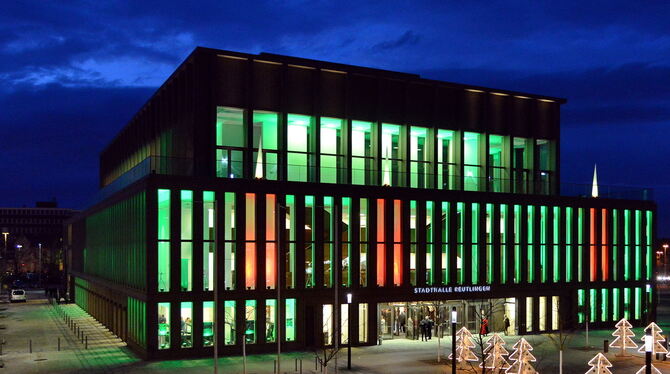 Die Stadthalle als riesiger Adventskranz mit flackernden Kerzen – die Idee dazu hatte Markus Bastian von der DSR Veranstaltungs