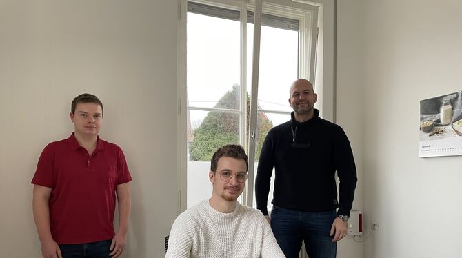 Matthias Stedile (Mitte), Jonas Baier (links) und Dr. Christian Majer zeigen das neue Jugendbüro der Gemeinde an der Hauptstraße