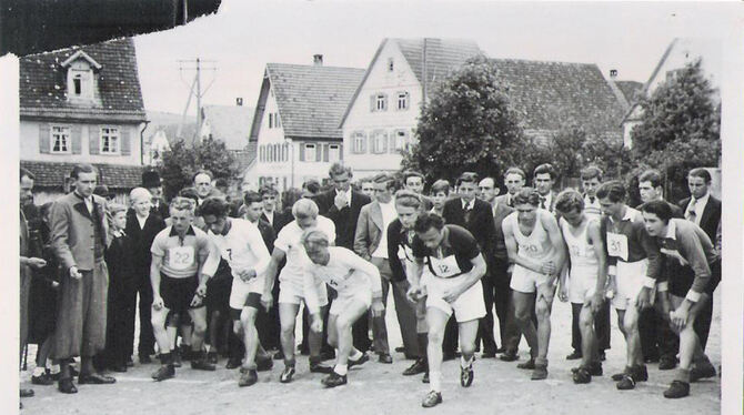 Erinnerung an die frühe Vereinsgeschichte des SV Erpfingen: Im Jahr 1948 fand ein Straßenvolkslauf statt, das Bild zeigt den Sta