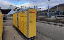 In der Kälte, ohne Personal: Packstation der Post-Tochter DHL am Metzinger Bahnhof für Paketkunden.