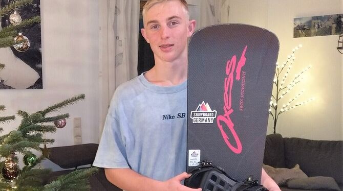 Snowboarder Felix Schwenkel aus Hülben gewinnt sein erstes Rennen. FOTO: BÖHM