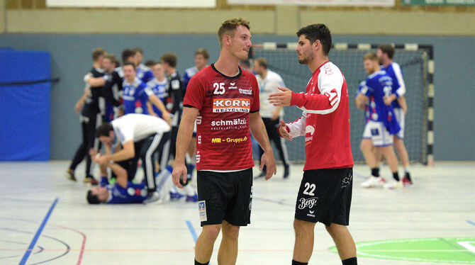 Florian Möck gibt beim VfL Pfullingen ab der nächsten Saison als Co-Trainer taktische Anweisungen. Links: Lukas Fischer.  FOTO: