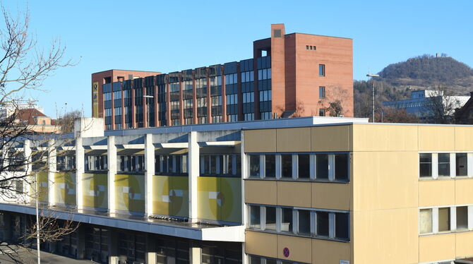 Die alte Paketpost vorne und die ehemalige Hauptpost hinten im Bild haben eine gemeinsame Stromversorgung. Früher kein Problem, Die alte Paketpost vorne und die ehemalige Hauptpost hinten im Bild haben eine gemeinsame Stromversorgung. Früher kein Problem,