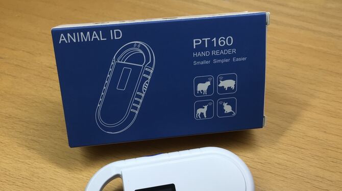 Der Scanner liest die wichtigen Informationen über Tier und Besitzer.  FOTO: STADT