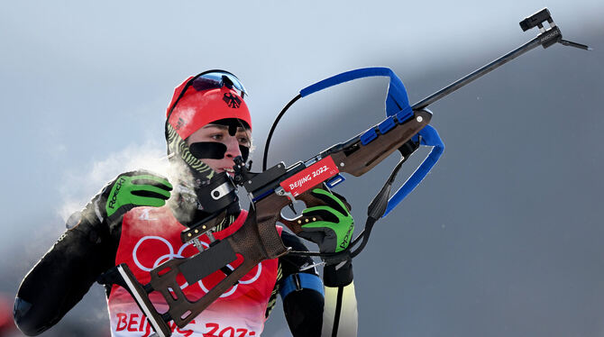 Vanessa Voigt hadert mit den extremen Bedingungen am Schießstand.  FOTO: SCHMIDT/DPA