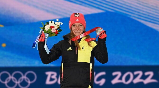 Am Ende überwiegt die Freude: Katharina Althaus mit ihrer zweiten Silbermedaille nach Pyeongchang 2018.  FOTO: WARMUTH/DPA
