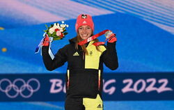Am Ende überwiegt die Freude: Katharina Althaus mit ihrer zweiten Silbermedaille nach Pyeongchang 2018.  FOTO: WARMUTH/DPA 
