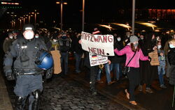 Von Polizisten begleitete Demonstration gegen die Corona-Politik in Reutlingen.  ARCHIV-FOTO: MEYER