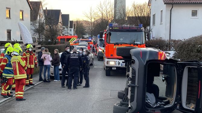 Ein BMW liegt auf der Seite in der Metzinger Daimlerstraße.