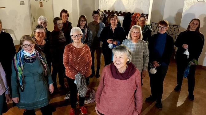 Seit 40 Jahren bewegen sich Frauen und Männer in Trochtelfingen mit Erika Erdmann (vorne) zu internationalen Tänzen.  FOTOS: FIS