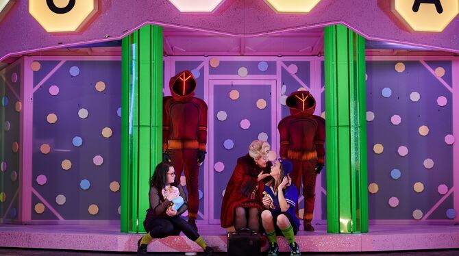 Gretel (Josefin Feiler), die Hexe (Rosie Aldridge) und Hänsel (Ida Ränzlöv) vor dem Knusperhaus.  FOTO: MATTHIAS BAUS/STAATSOPE