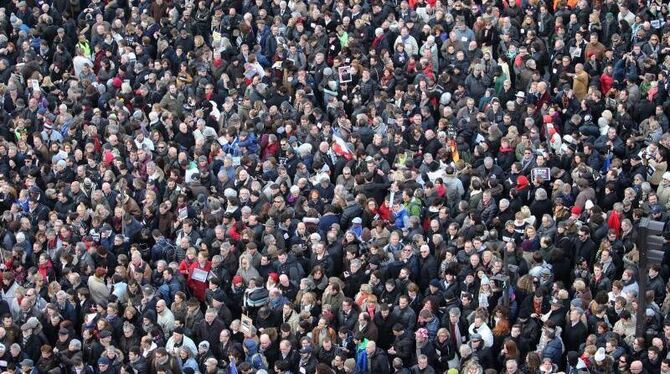 Tausende haben sich allein am Pariser Place de la Republique versammelt. Foto: Fredrik von Erichsen