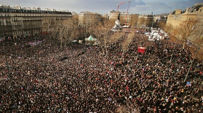 Menschen versammeln sich auf dem Place de la Republique in Paris um der Opfer der Terrorattentate zu gedenken.
