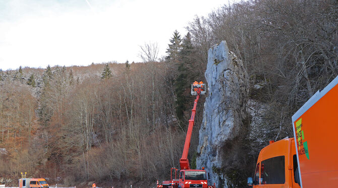 Die Felsen im Lautertal bergen Gefahren für den Verkehr: Witterungsbedingt können sich Teile davon lösen und zu Steinschlägen fü