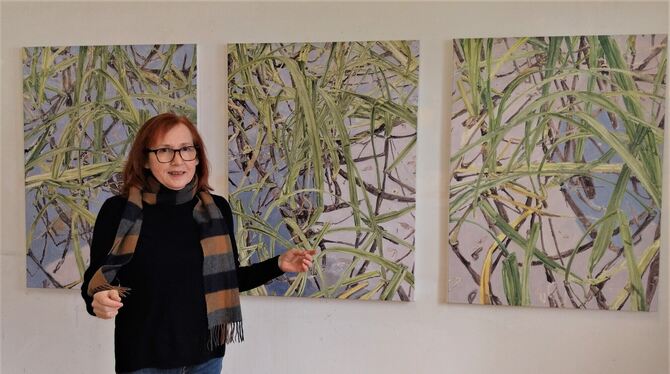 Mit der im Freien entstandenen Serie »Sumpflilienkraut« war Renate Gaisser auch auf der NordArt 2021 vertreten.  FOTO: BÖHM
