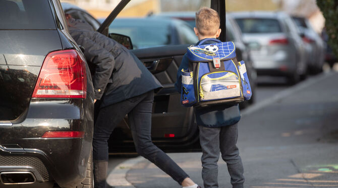 Statt mit dem Elterntaxi zu Fuß oder mit dem Rad zur Schule: Sichere Wege sollen dazu ermuntern
