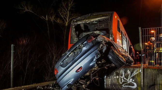 Die Ammtertalbahn fuhr auf das Auto auf.