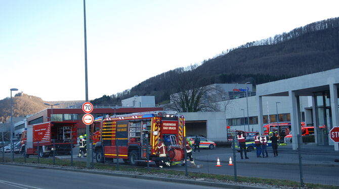 Nach dem Brand bei Elring Klinger im östlichen Dettinger Gewerbegebiet war ein Großaufgebot von Feuerwehr- und Rettungskräften v