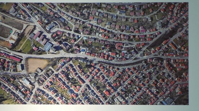 Die Gönninger Straße schlängelt sich vom Kreisel an der Stuhlsteige (links im Bild) bis in die Pfullinger Innenstadt. In mehrere