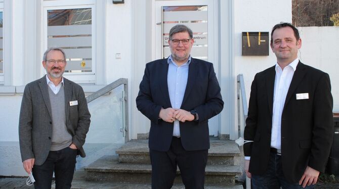 Die ZfP-Regionaldirektoren Gerhard Längle (links) und Dieter Haug (rechts) zeigten Landrat Ulrich Fiedler unter anderem das neue