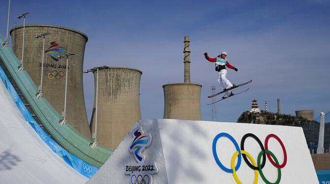 Spektakulärste Neuheit: Der Big-Air-Wettbewerb der Ski-Freestyler. Die weltweit erste Permanent-Schanze in Peking hat einen Anla