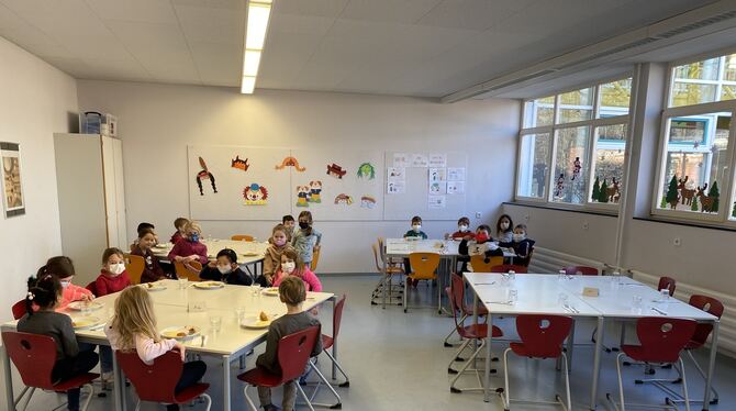 Die Nachfrage ist groß, die »Mensa« der Waldschule Ohmenhausen viel zu klein: Sie bietet nur Platz für 32 Schüler. Gegessen wird