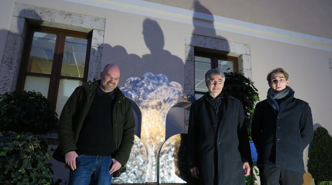 Die Söhne und der Enkel von Gudrun Krüger vor ihrer Plastik »Quell« vor dem Rathaus in Eningen. Von links: Julian Krüger, Markus