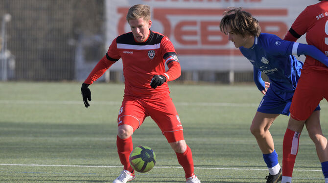 SSV-Kapitän Pierre Eiberger im Duell mit dem Ex-SSVler Nedim Pepic.