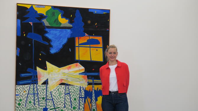 Die Leiterin des Kunstvereins Reutlingen, Imke Kannegießer, vor einer Malerei von Jan Zöller in der Jahresgaben-Ausstellung im K