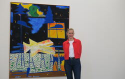 Die Leiterin des Kunstvereins Reutlingen, Imke Kannegießer, vor einer Malerei von Jan Zöller in der Jahresgaben-Ausstellung im K