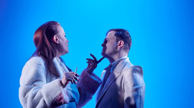 Zwei sexuelle Raubtiere, die sich umkreisen: Susanne Weckerle als Marquise de Merteuil und Stephan Weber als Vicomte de Valmont