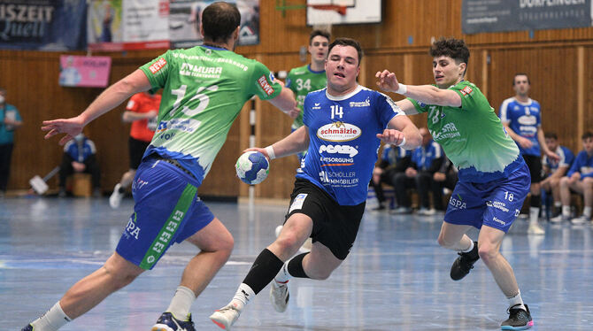 Niklas Roth, der für den VfL Pfullingen elf Tore erzielt, im Duell mit Kevin Wolf (links) und Isaiah Klein.  FOTO: BAUR