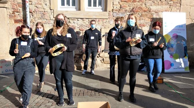 Auszubildende warben am Samstag für den Erzieher-Beruf. FOTO: BÖHM Auszubildende warben am Samstag für den Erzieher-Beruf. FOTO: BÖHM